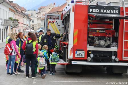 Otroci kamniških šol in vrtcev rajali na Glavnem trgu in se učili o trajnostni mobilnosti (79)